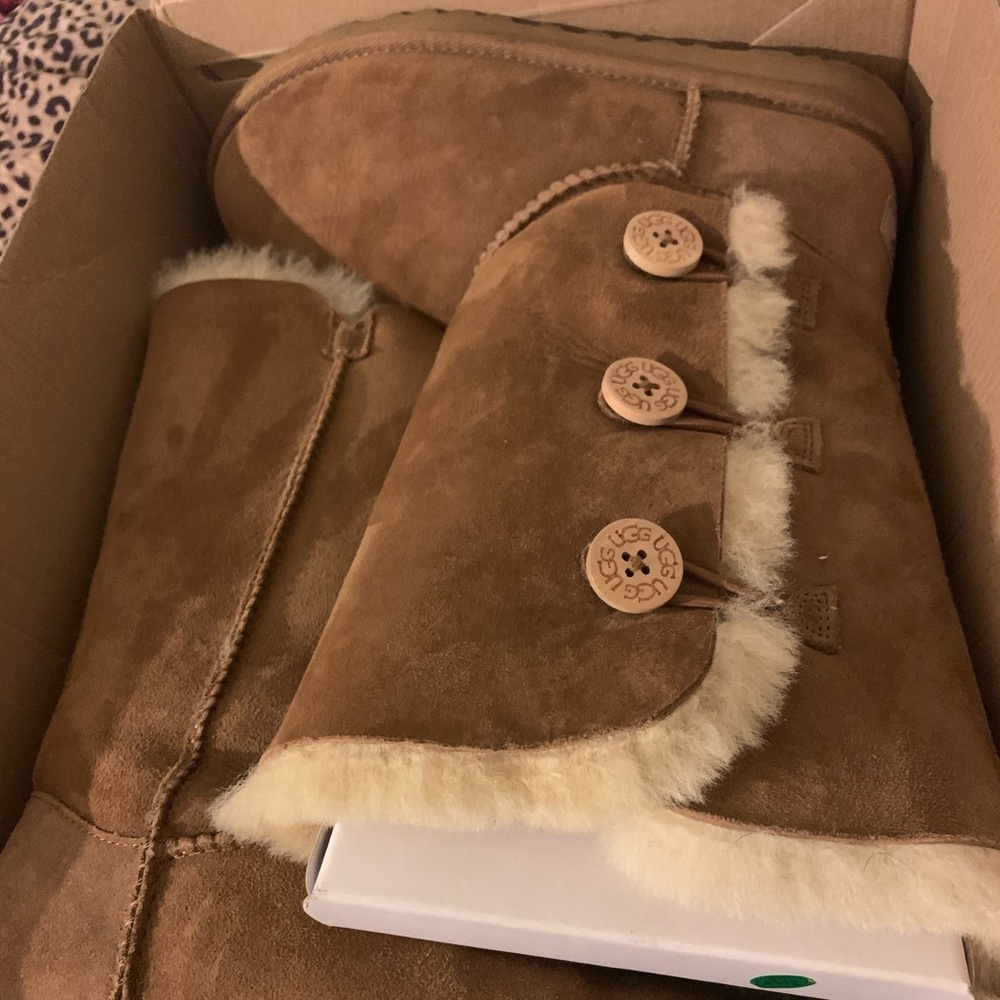 Ugg boots - Picture 1 of 8